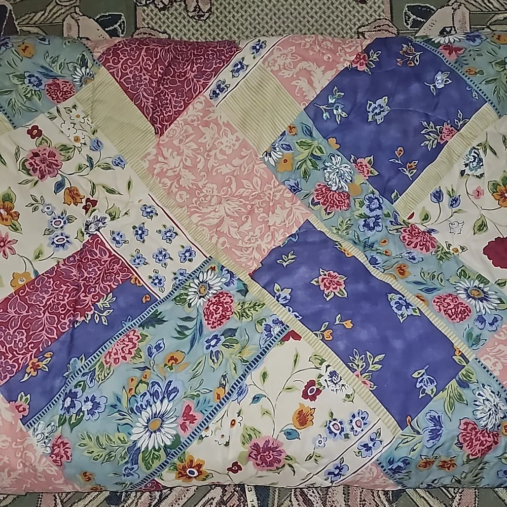 Vintage comforter blanket full size floral patchwork print & reversible euc